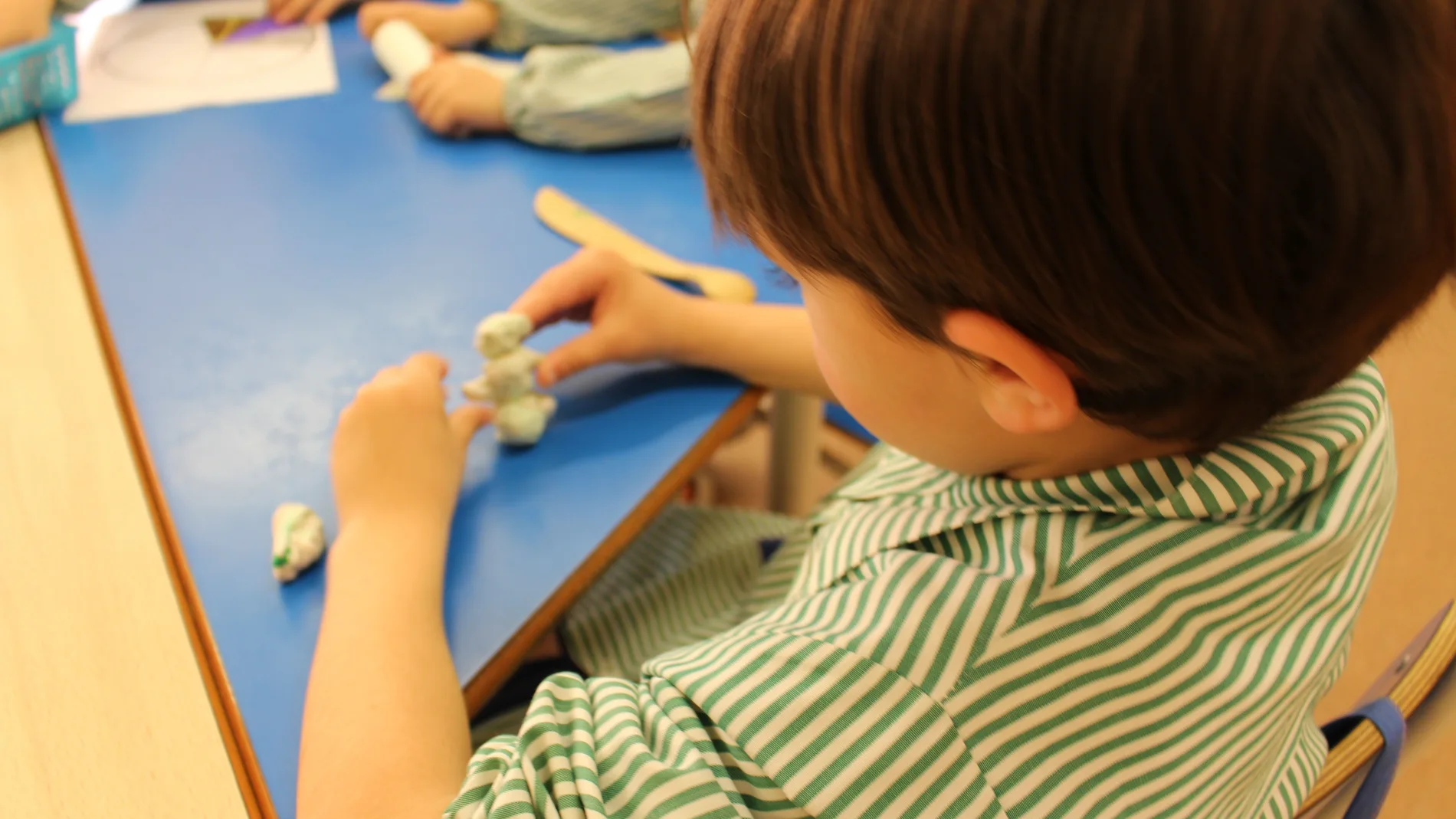 Un niño realiza actividades en el interior de un aula16/6/2020