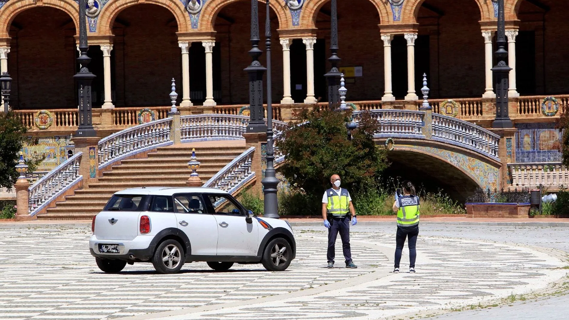 El día a día de las capitales andaluzas como Sevilla, en la imagen, sigue marcado por el coronavirus