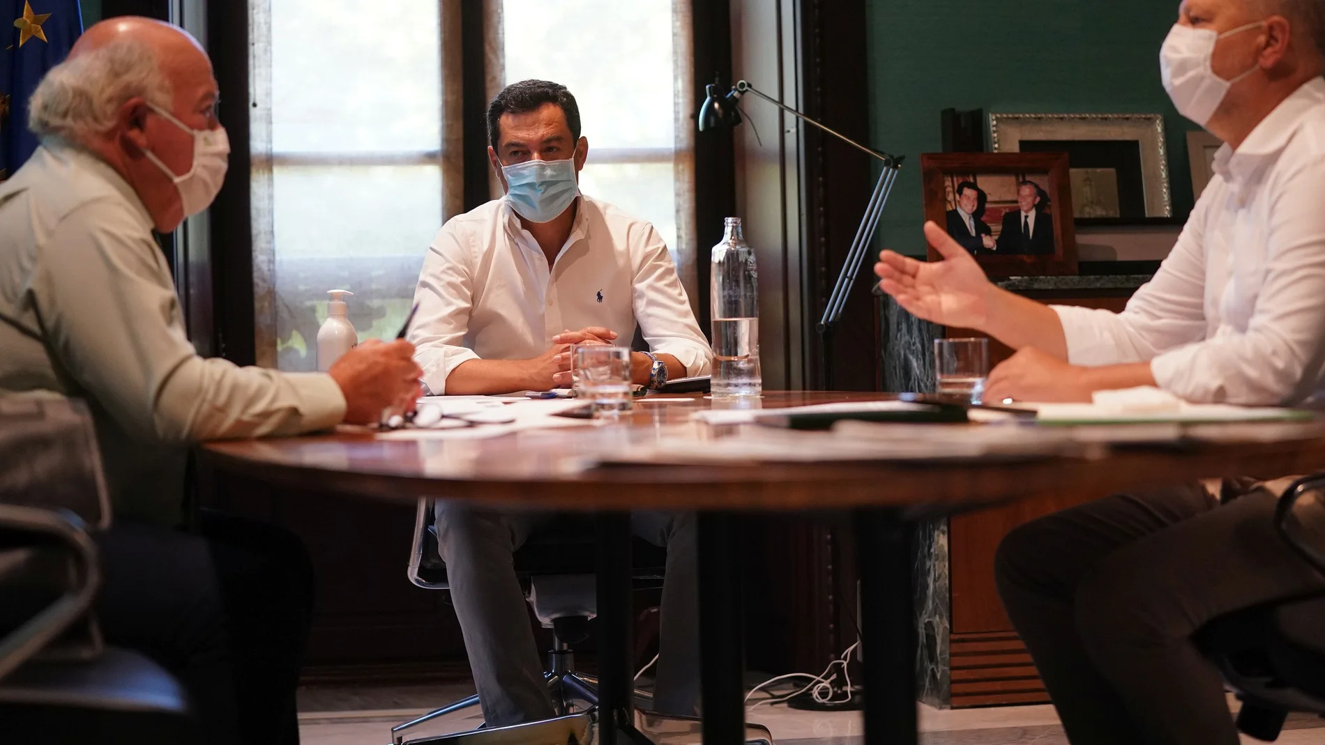 Juanma Moreno, en el centro, se reunió ayer con los consejeros de Salud y Educación, Jesús Aguirre y Javier Imbroda –a la derecha–, respectivamente