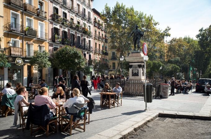 Ambiente en las terrazas de los bares de la Plaza de Cascorro en Madrid 