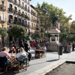 Ambiente en las terrazas de los bares de la Plaza de Cascorro en Madrid 
