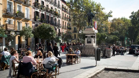 Ambiente en las terrazas de los bares de la Plaza de Cascorro en Madrid