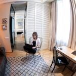 Una mujer trabaja en una habitación de un hotel en el centro de Madrid