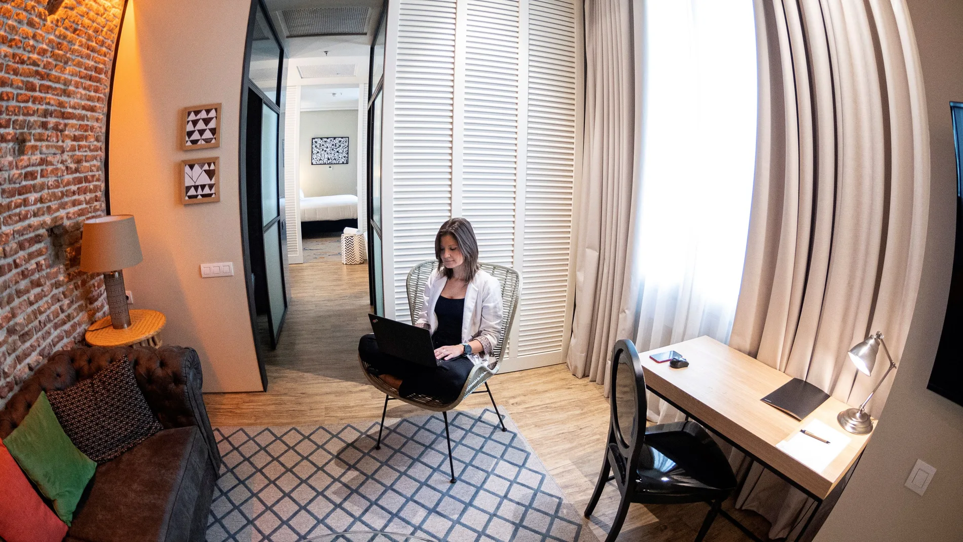 Una mujer trabaja en una habitación de un hotel en el centro de Madrid