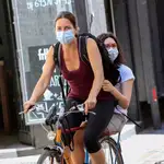 Dos mujeres circulan en bicicleta por Sevilla con mascarillas