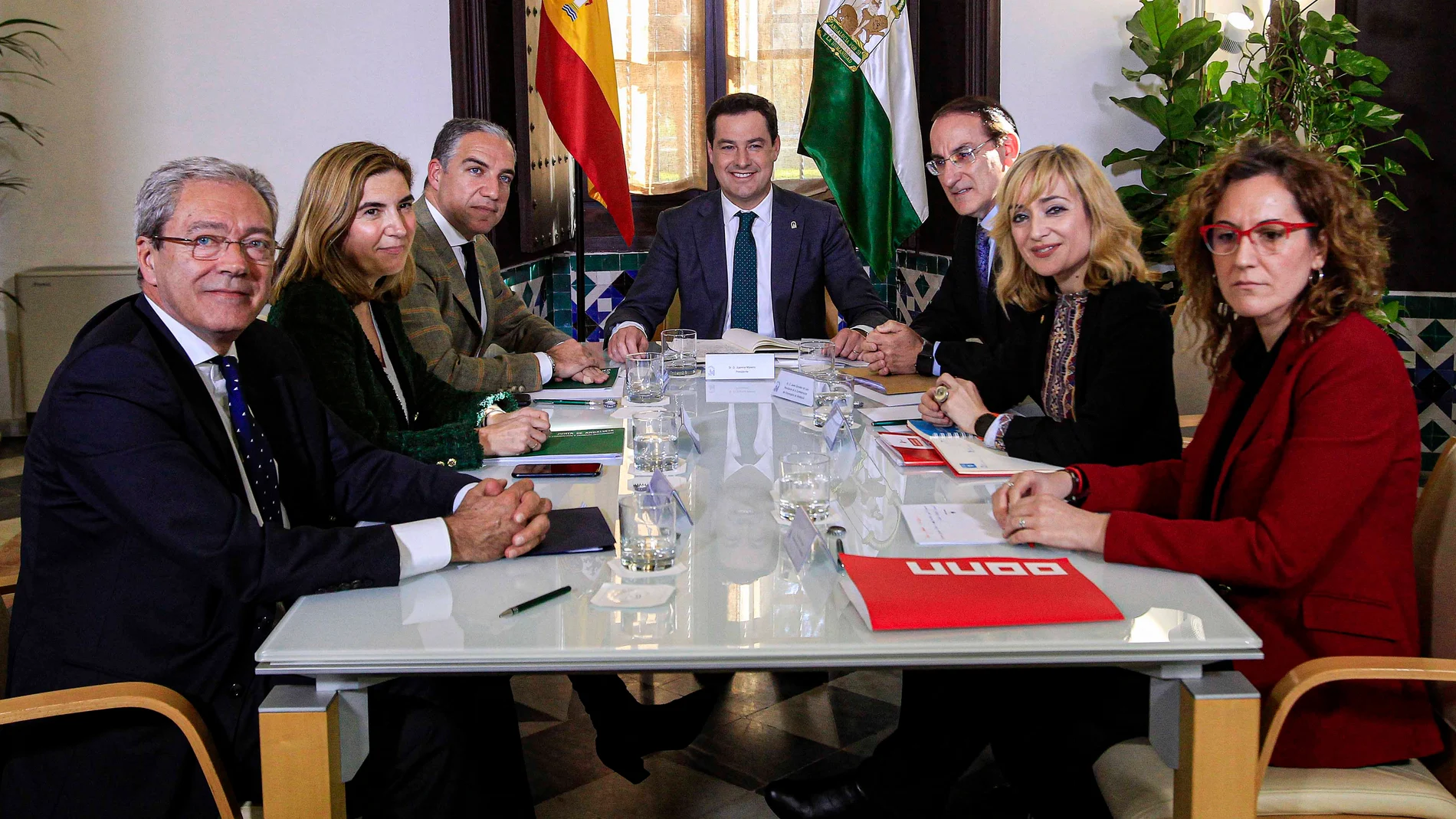 El presidente de la Junta y los consejeros de Presidencia, Empleo y Economía, ayer en San Telmo junto a los líderes de la patronal andaluza y los sindicatos UGT-A y CC OO-A