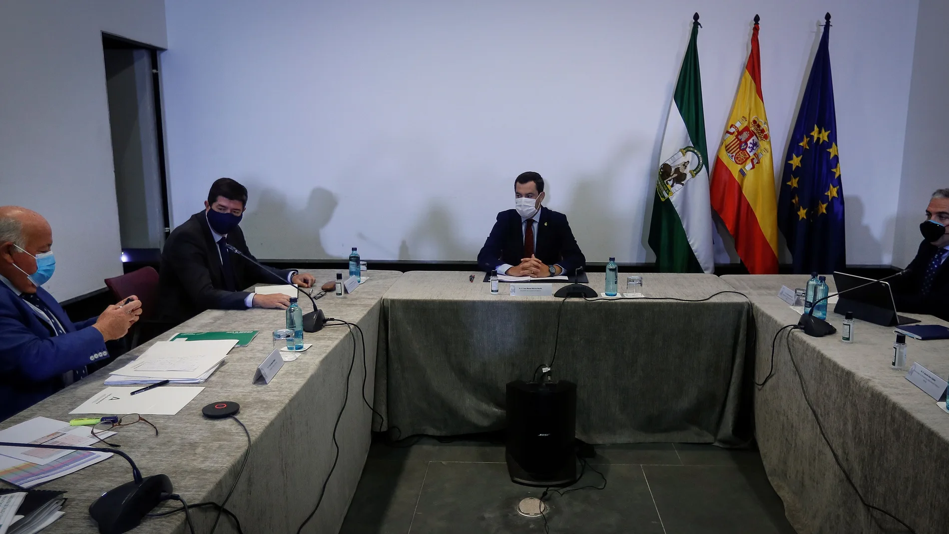 El presidente de la Junta de Andalucía, Juanma Moreno, en el centro, durante la reunión que ha mantenido hoy con el Consejo Asesor de Alertas de Salud Pública