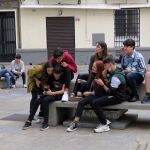Un grupo de jóvenes en un banco de Sevilla