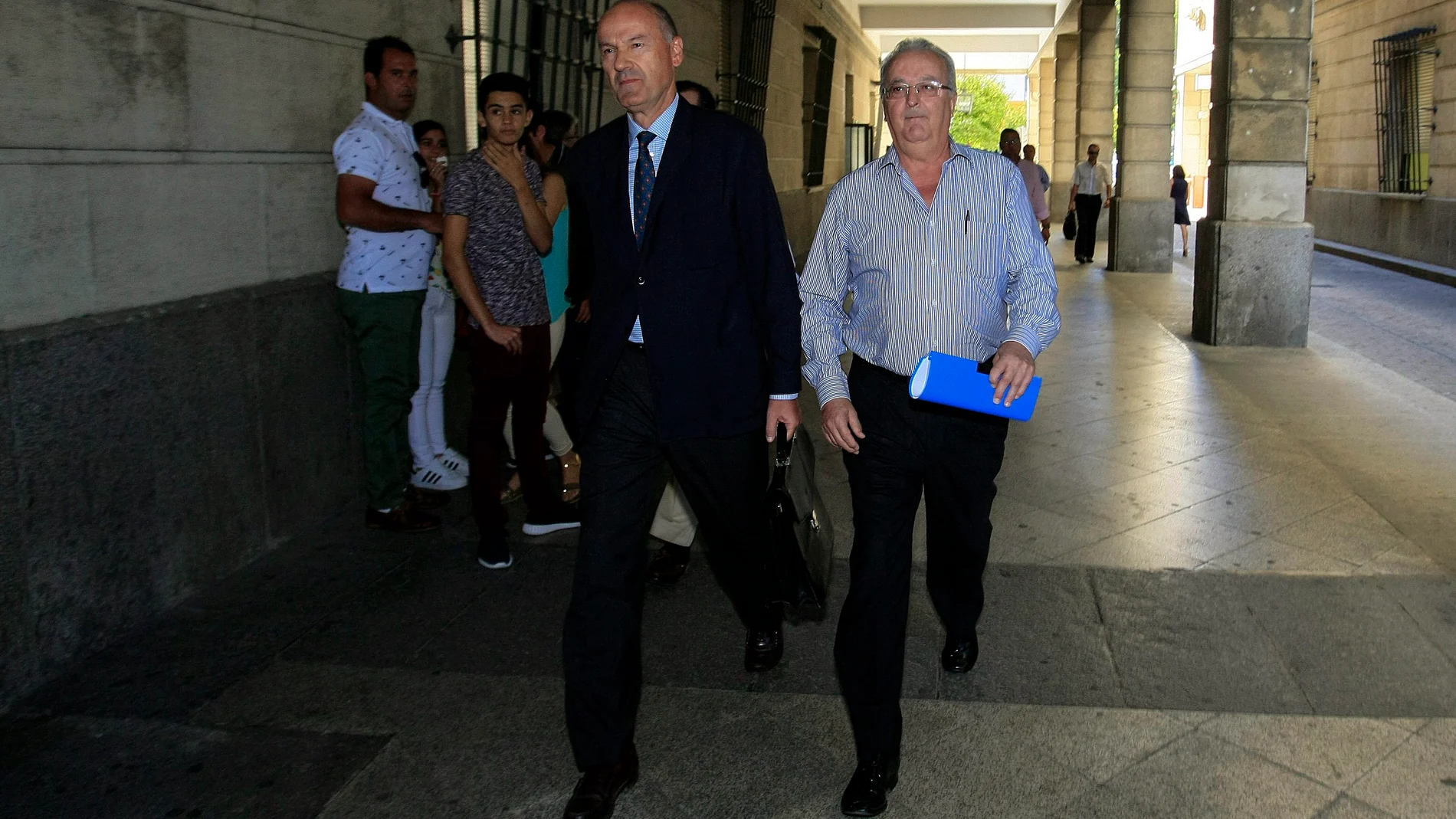 El abogado Alfonso Martínez del Hoyo, junto al ex consejero Antonio Fernández, en los juzgados sevillanos