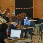 Un grupo de alumnos atiende desde su ordenador clases virtuales impartidas en el Colegio Ábaco, en Madrid