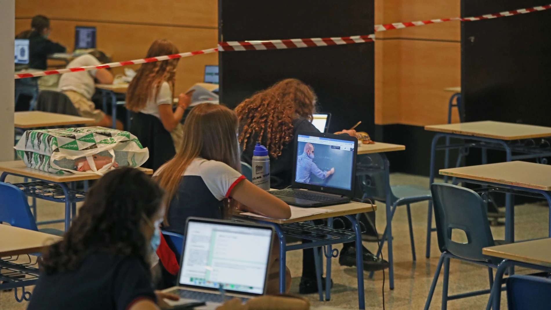 Un grupo de alumnos atiende desde su ordenador clases virtuales impartidas en el Colegio Ábaco, en Madrid