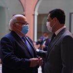 El consejero de Salud, Jesús Aguirre, a la izquierda, junto a Juanma Moreno, ambos con mascarilla