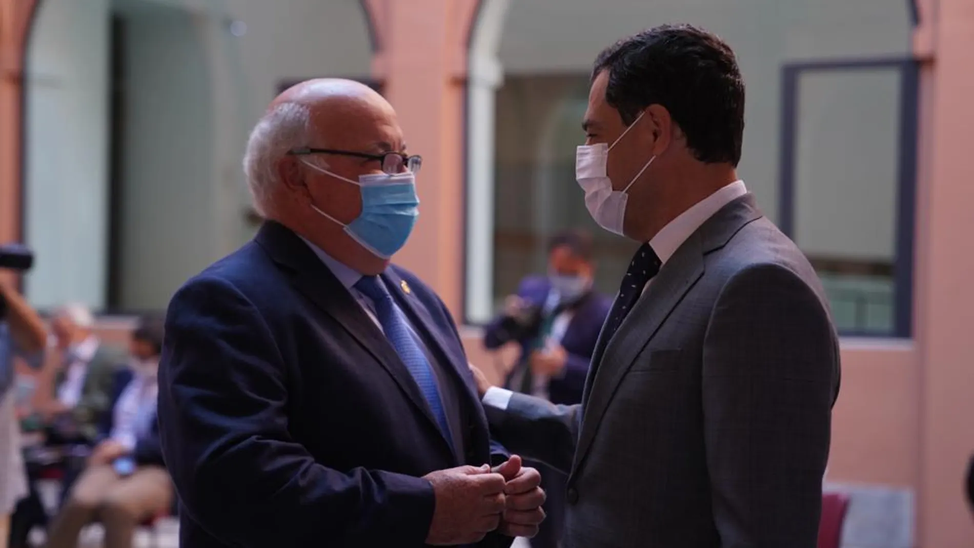 El consejero de Salud, Jesús Aguirre, a la izquierda, junto a Juanma Moreno, ambos con mascarilla