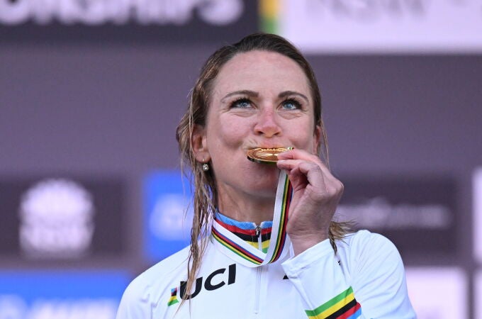 Annemiek van Vleuten besa la medalla de oro ya vestida con el maillot arcoíris que la reconoce como campeona del mundo