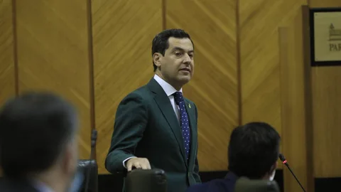 El presidente andaluz, Juanma Moreno, hoy en el Parlamento regional