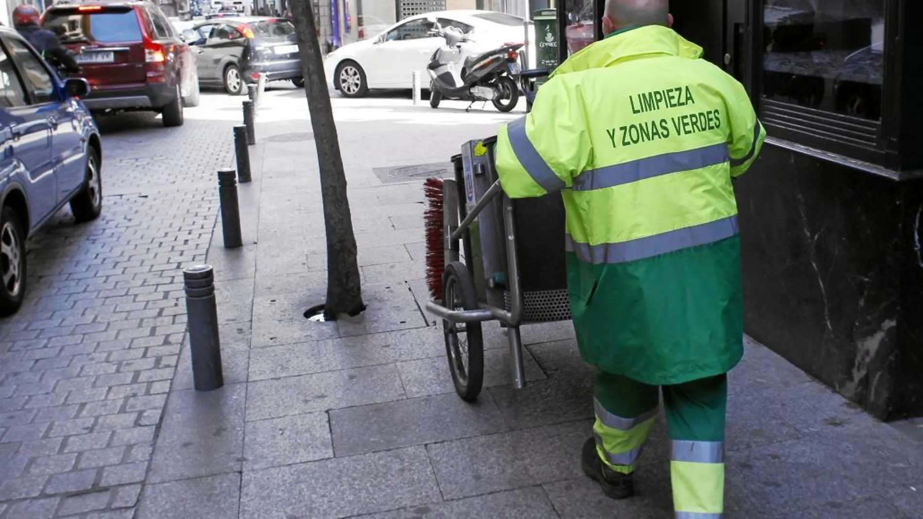 Todo listo para la campaña de recogida de hojas en Madrid: 1.879 efectivos y 91 barredoras