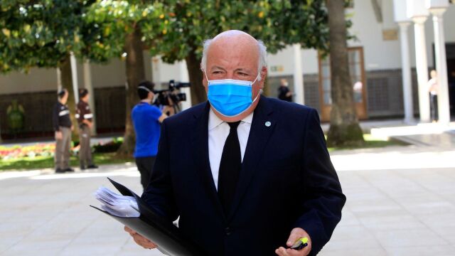El consejero andaluz de Salud, Jesús Aguirre, con mascarilla