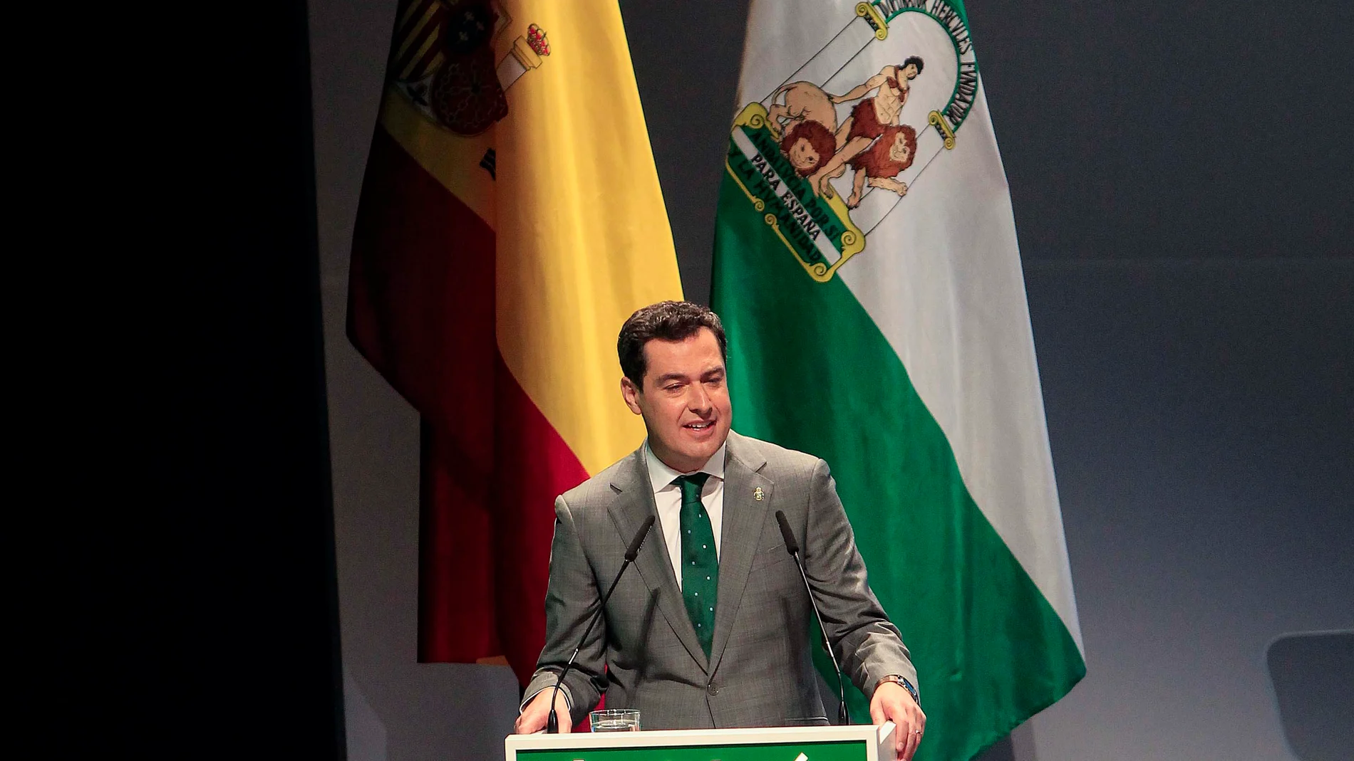 El presidente del Gobierno andaluz, Juanma Moreno, durante su intervención en el acto de ayer en Sevilla