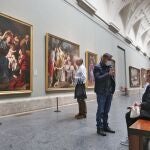 Dos personas con mascarillas en la Galería Central del Prado el mismo día en el que el Museo toma medidas frente al coronavirus, pero no cierra. Entre ellas el control del aforo en horario de gratuidad (500 personas como máximo), el establecimiento de un número máximo de visitas en las salas de las Meninas, el Bosco y las Pinturas Negras de Goya y la suspensión de las actividades en el auditorio, en Madrid (España) a 11 de marzo de 2020.11 MARZO 2020 MUSEO;ARTE;COVID-19;ENFERMEDAD;POCA AFLUENCIA DE GENTE;POCAS PERSONAS;ARTE;CUADROS;EL PRADO;MUSEO MADRILEÑO;MUSEO DE MADRIDEduardo Parra / Europa Press11/03/2020