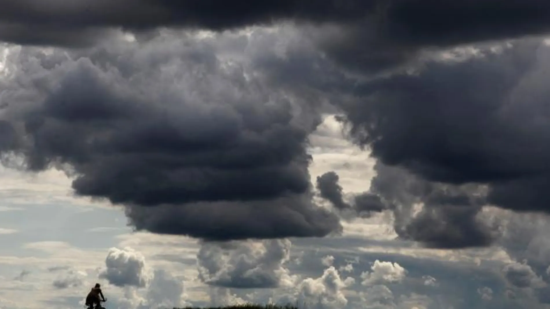 Los cielos estarán cubiertos y habrá alguna precipitación