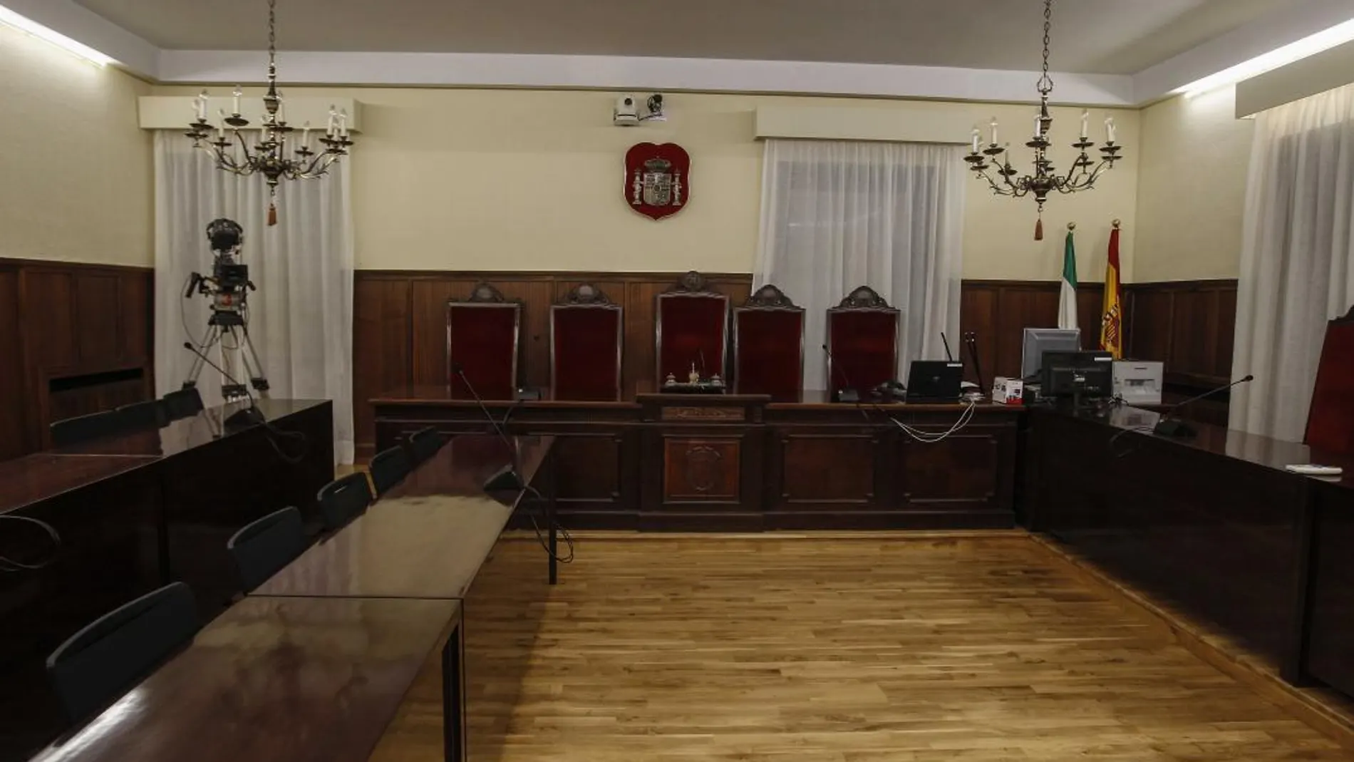 La imagen muestra una sala vacía de un juzgado de Andalucía