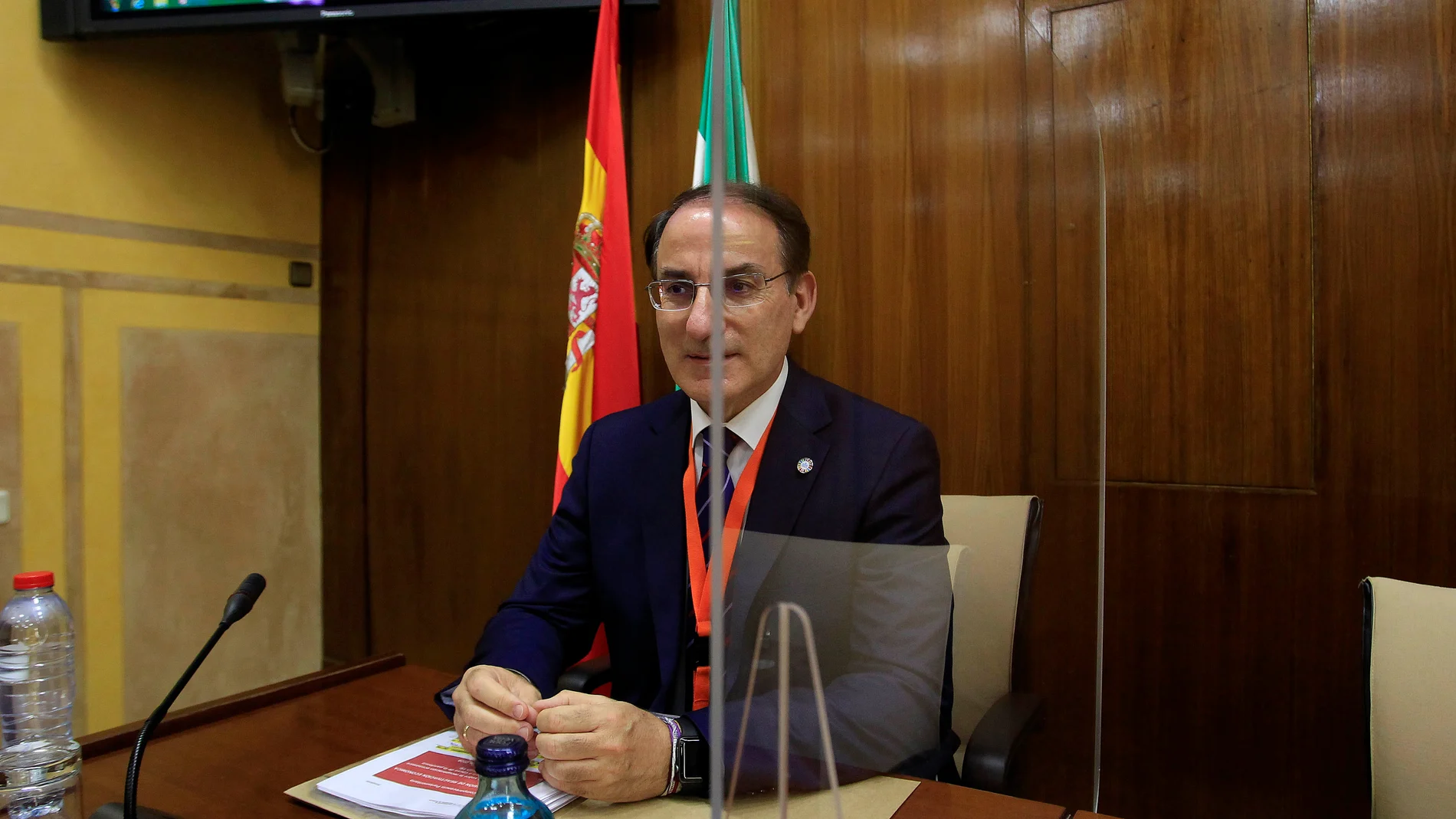 El presidente de la CEA, González de Lara, en el Parlamento andaluz