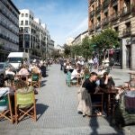 Ambiente en las terrazas de los bares de la Plaza de Cascorro, en Madrid, en el Puente de Todos los Santos