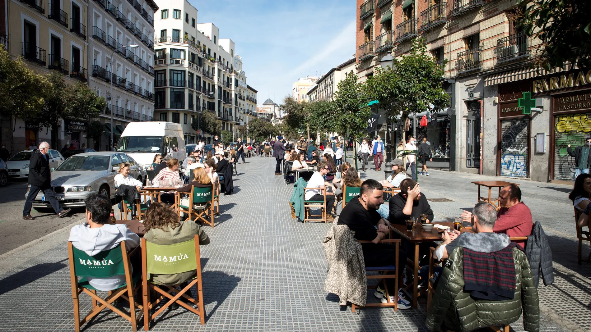 Ambiente en las terrazas de los bares de la Plaza de Cascorro, en Madrid, en el Puente de Todos los Santos