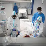 Sanitarios atienden a los primeros pacientes del hospital de emergencias Enfermera Isabel Zendal