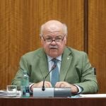 El consejero andaluz de Salud y Familias, Jesús Aguirre, en el Parlamento regional