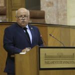 El consejero andaluz de Salud y Familias, Jesús Aguirre, compareció ayer en el Parlamento regional