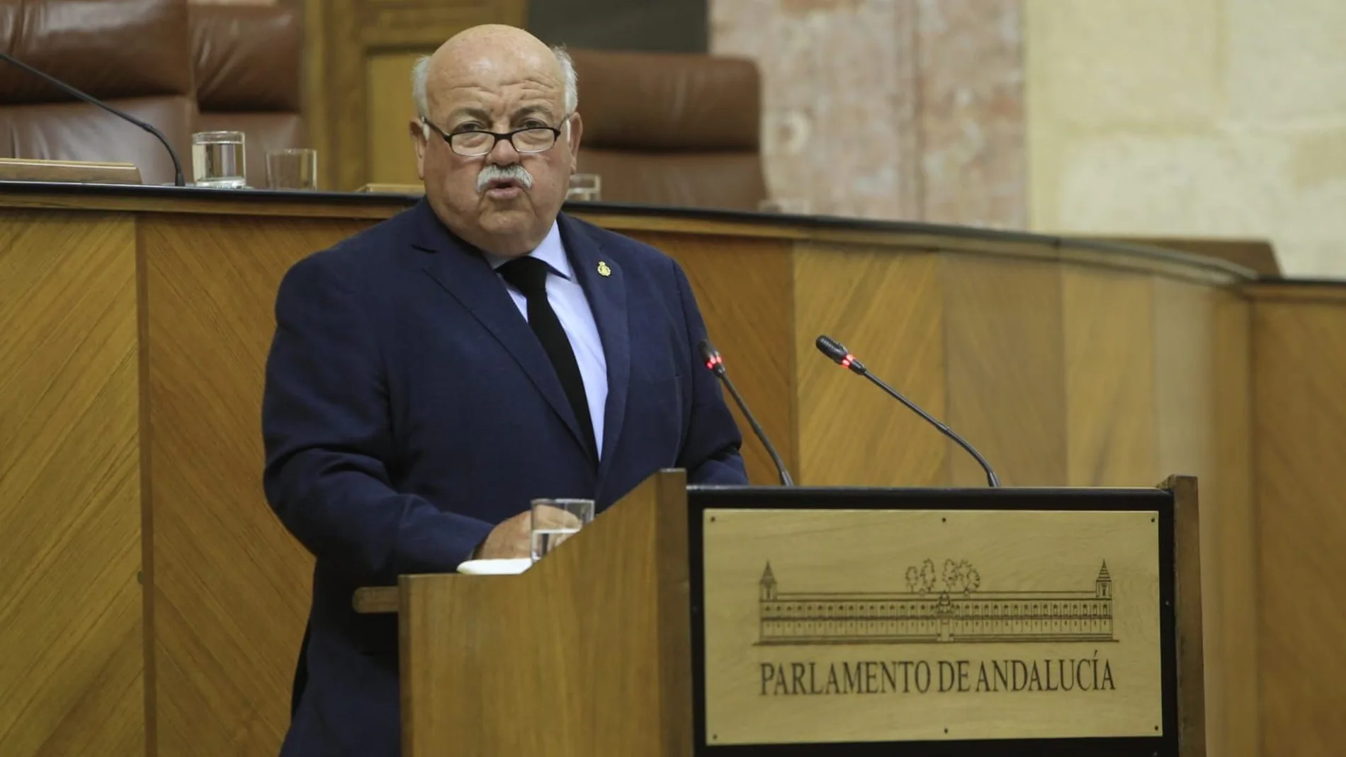 El consejero andaluz de Salud y Familias, Jesús Aguirre, compareció ayer en el Parlamento regional