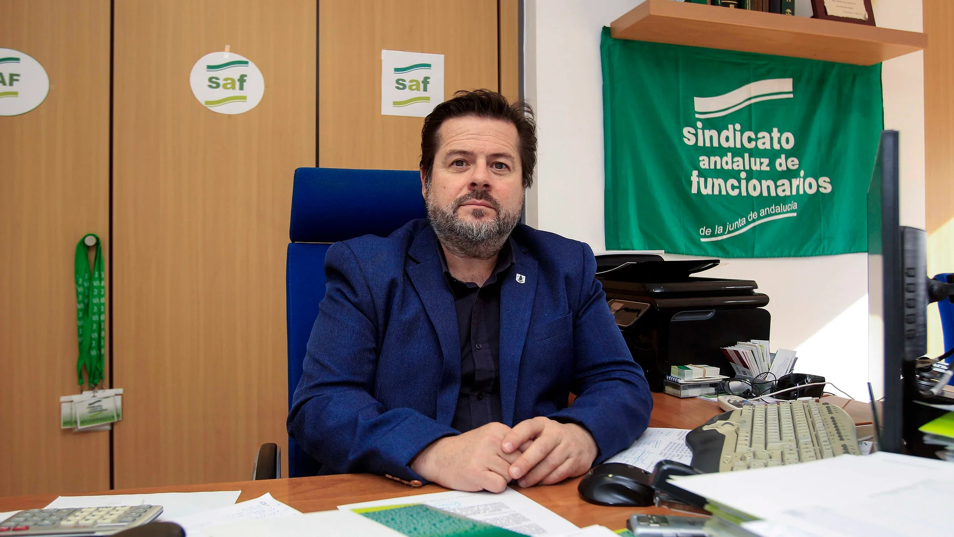 El presidente del Sindicato Andaluz de Funcionarios (SAF) es Carlos Sánchez, en la imagen en su despacho