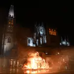  Las fallas y la catedral de Burgos se unen con la cremá de una falla cidiana frente al templo burgalés