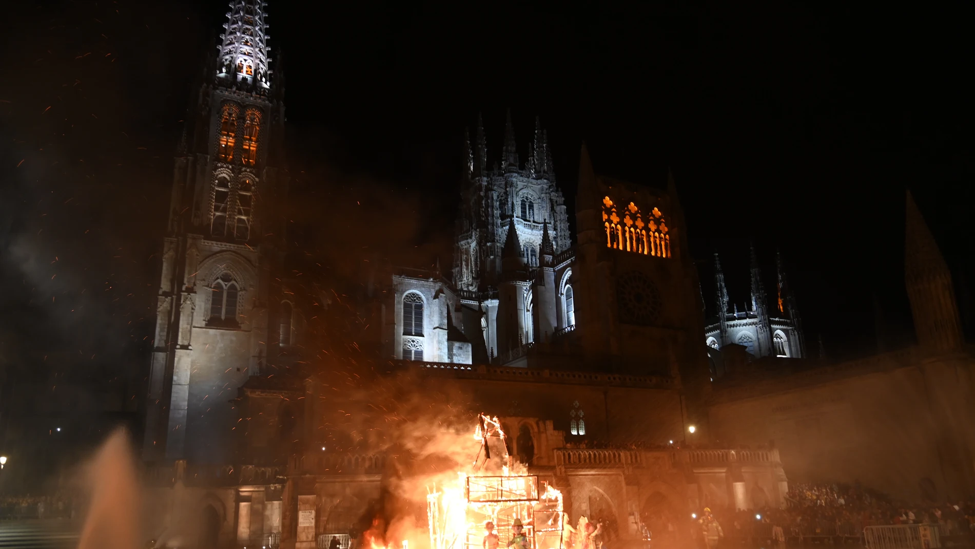 Cremá de la falla del VIII Centenario de la Catedral de Burgos