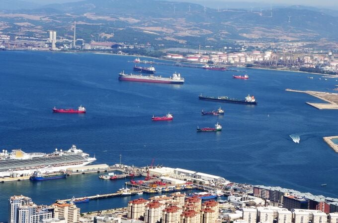 Vista de la bahía de Algeciras, en Cádiz, desde Gibraltar, en la que se ven algunos buques en las aguas en litigio