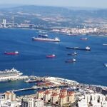 Vista de la bahía de Algeciras, en Cádiz, desde Gibraltar, en la que se ven algunos buques en las aguas en litigio