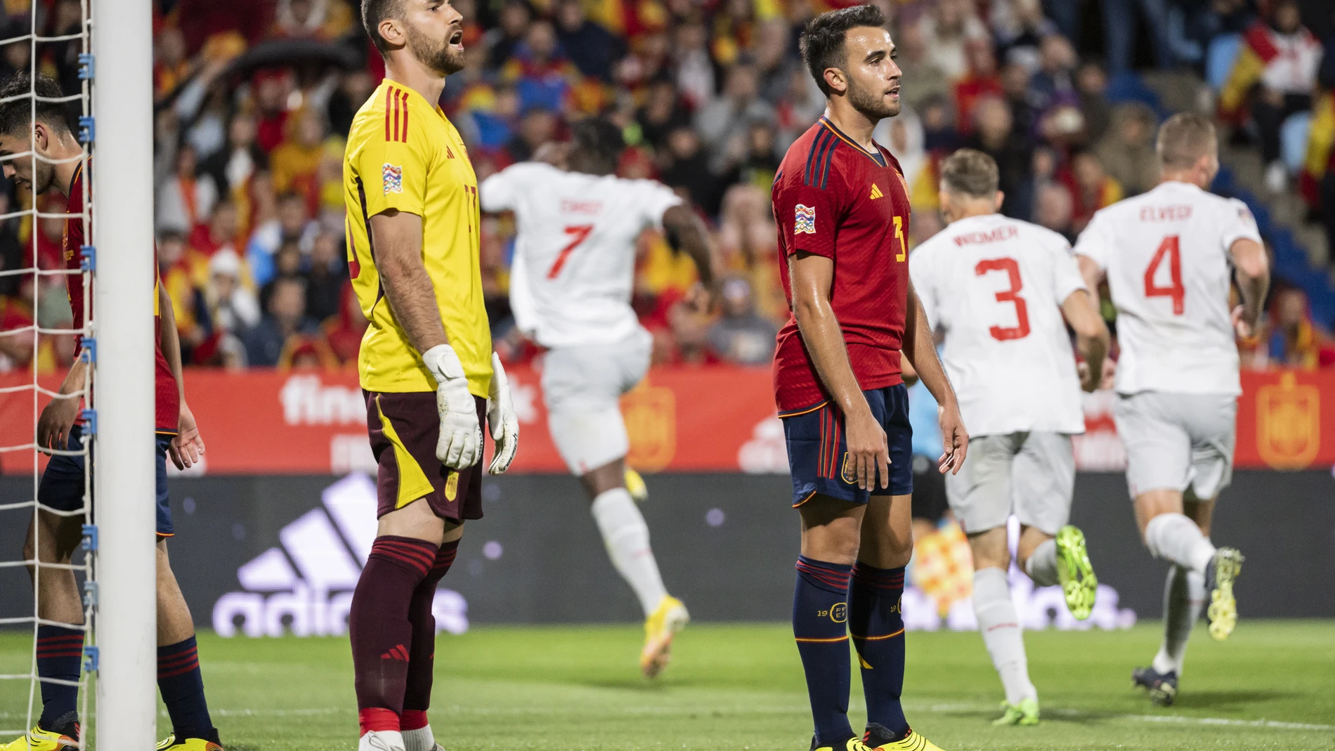 Eric García y Unai Simón, después del segundo gol de Suiza el sábado pasado