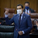 El presidente de la Junta de Andalucía, Juanma Moreno, hoy en el Parlamento autonómico