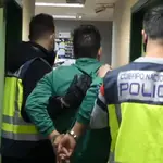 Detenido un hombre que asaltaba a punta de navaja por la espalda a viandantes de Chamberí