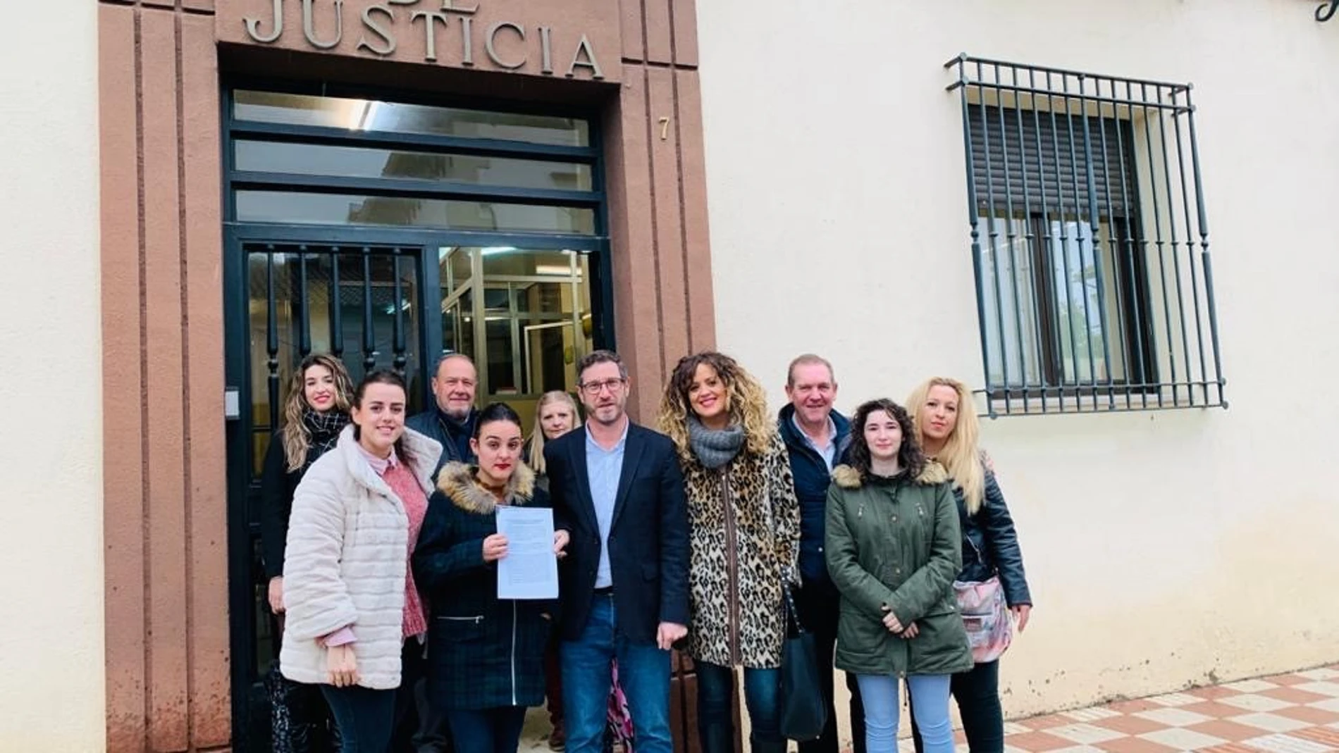 El coordinador general del PP de Jaén, Miguel Contreras, en el centro, junto a la portavoz de los populares en el Ayuntamiento de La Carolina, Elvira Muriana, quien muestra la denuncia que presentaron en los juzgados