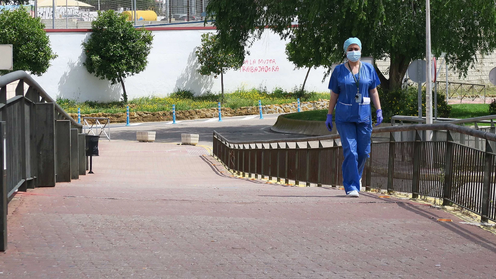 Una sanitaria en las inmediaciones del Hospital Virgen de Valme de Sevilla