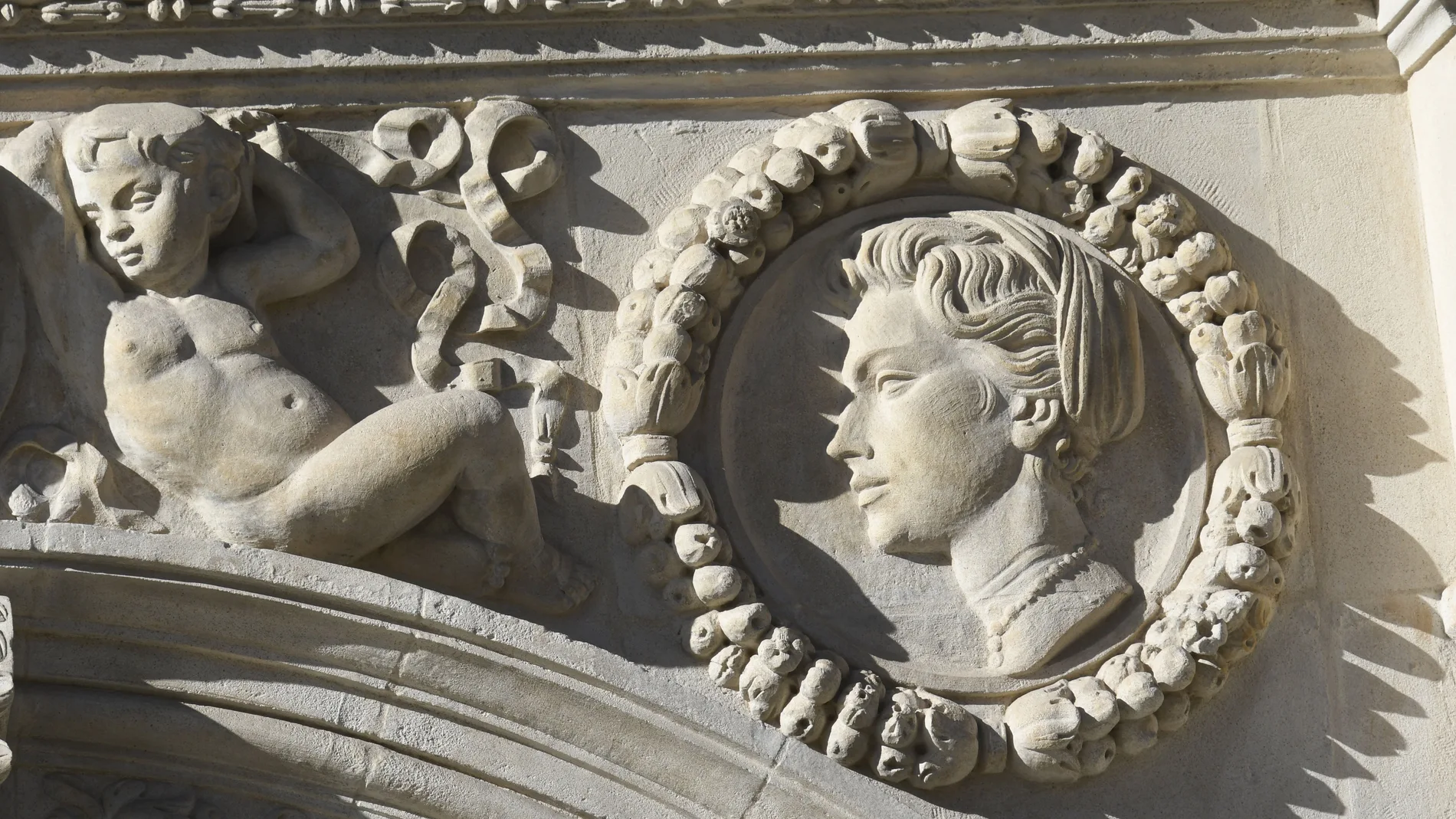 Detalle de la fachada plateresca del Ayuntamiento de Sevilla donde se ve esculpida a la que fuera princesa de Mónaco