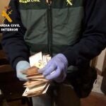 Imagen de parte del dinero intervenido a la red