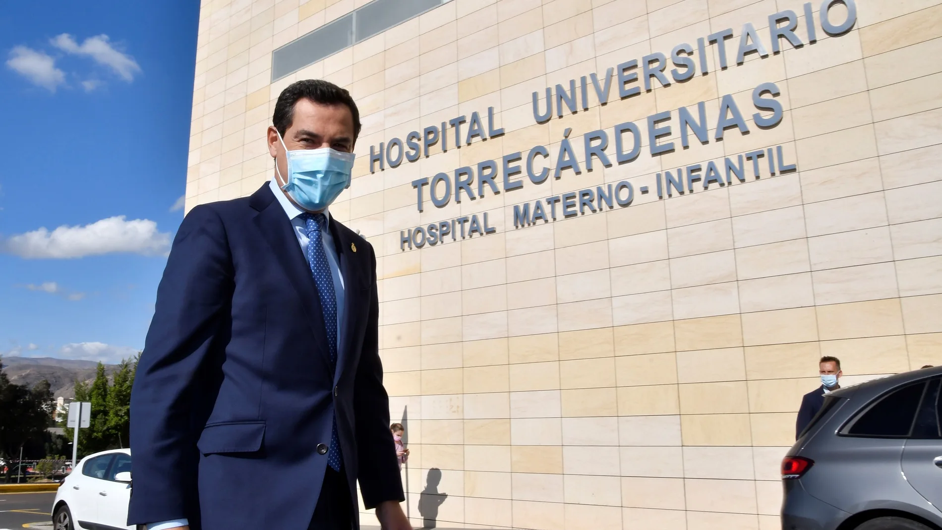 El presidente andaluz, Juanma Moreno, a su llegada hoy al Hospital Torrecárdenas de Almería, donde ha inaugurado el nuevo Hospital Materno-Infantil