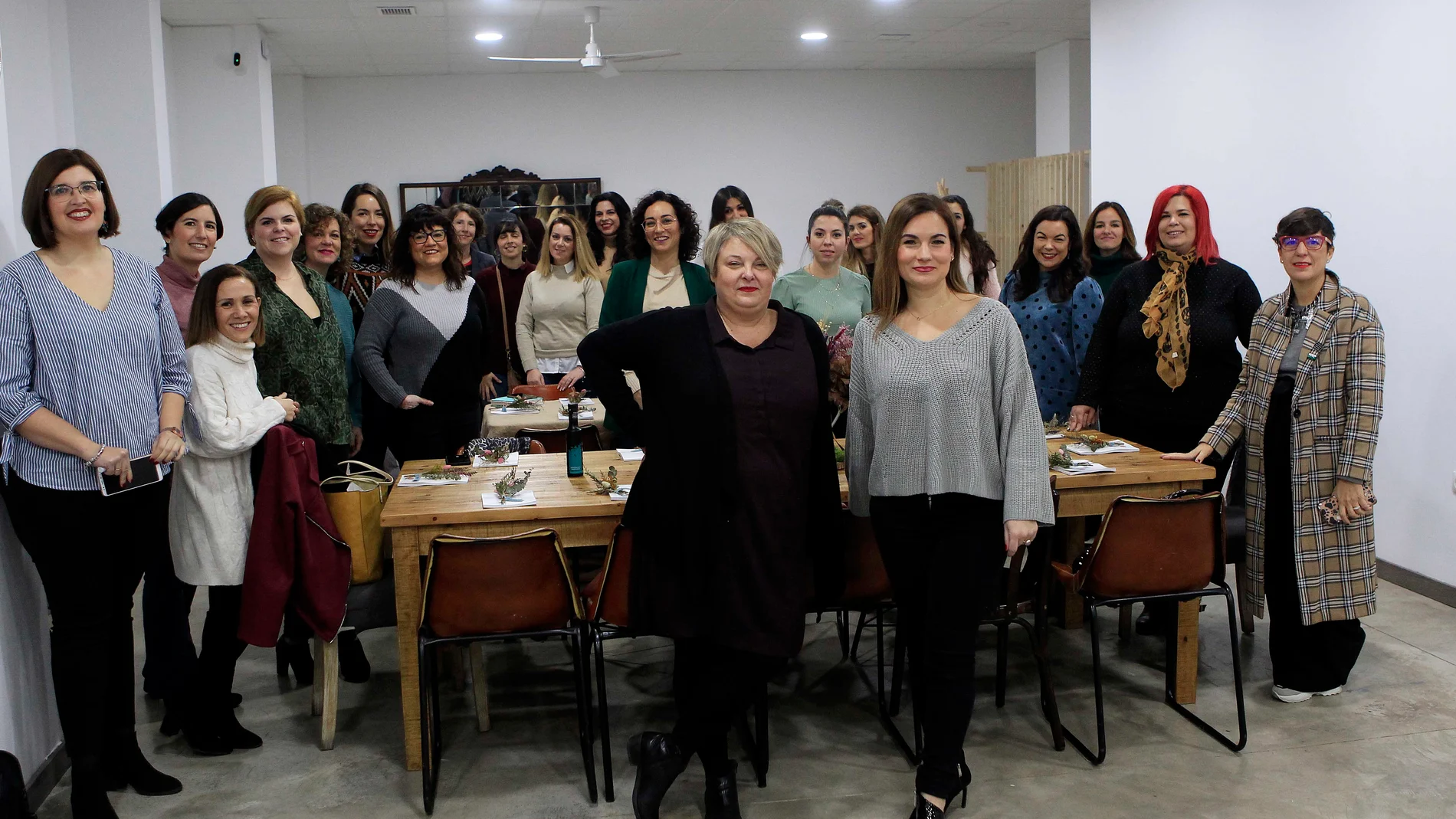 Las empresarias Mamen Villalba (d) y Guiomar Sánchez, en el desayuno de trabajo mensual que organizan en el Atelier Gastronómico