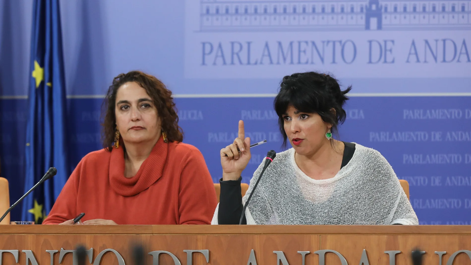 Teresa Rodríguez, junto a Ángela Aguilera, en el Parlamento andaluz