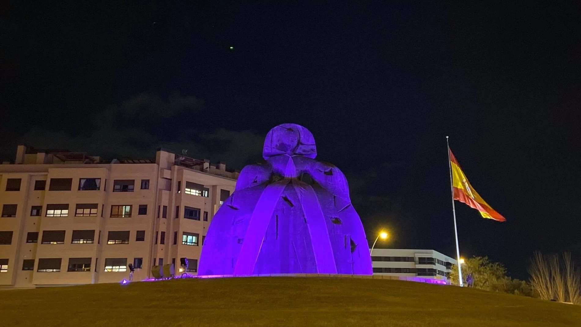 Alcobendas.- Ayuntamiento ilumina de morado las fuentes por el 8-M y La Menina luce bufanda por la igualdad