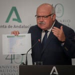 El consejero de Salud y Familias, Jesús Aguirre, durante la rueda de prensa posterior a la reunión del Consejo de Gobierno de hoy