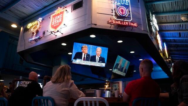 Imagen de un grupo de personas asistiendo al debate electoral entre Donald Trump y Joe Biden en 2020